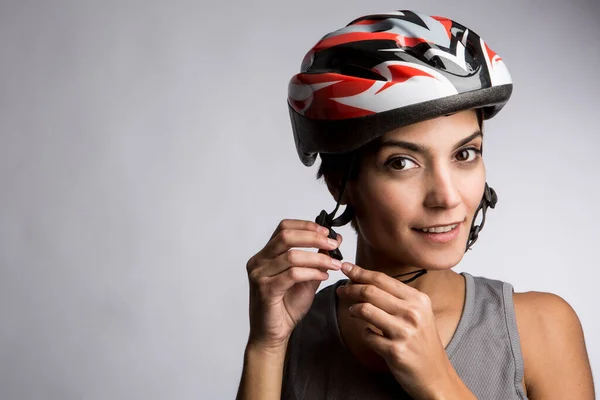 Lächelnde Radfahrerin Befestigt Den Technischen Helm Isoliert Auf Hellem Hintergrund — Stockfoto