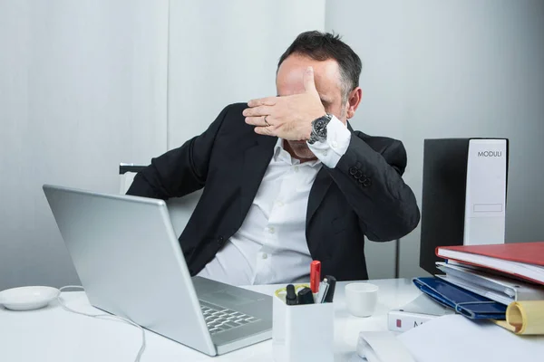 Unavený Podnikatel Kanceláři — Stock fotografie