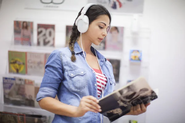 Ung Kvindelig Studerende Klasseværelset Lytter Musik Hovedtelefoner - Stock-foto