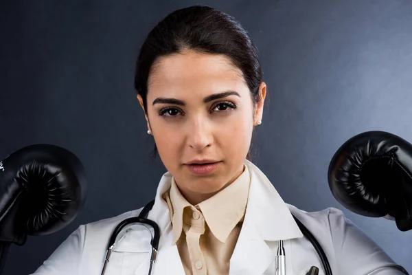 Vrouwelijke Dokter Witte Jas Bokshandschoenen Heeft Uitdrukking Van Iemand Die — Stockfoto