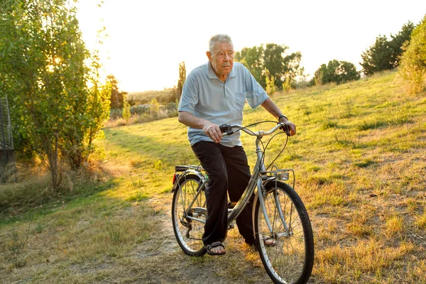 Homem Sênior Andar Bicicleta Estrada Estilo Vida Conceito Pessoas — Fotografia de Stock