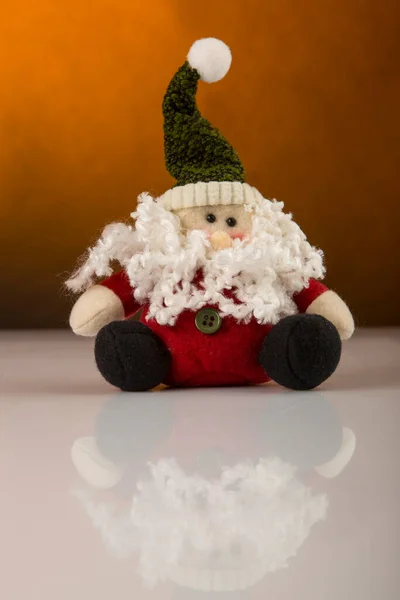 Santa Claus Och Rådjur Reflekterande Yta Juldekoration Bakgrund Och Senap — Stockfoto