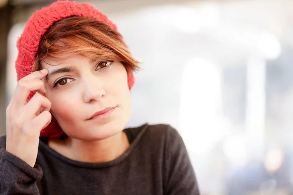 Портрет Милой Девушки Красной Шляпе Светлом Фоне — стоковое фото