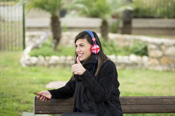 Portret Van Mooie Jonge Vrouw Die Muziek Luistert Met Koptelefoon — Stockfoto