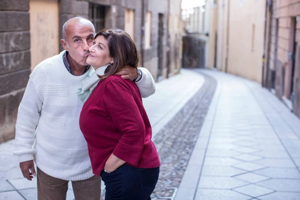 幸せな成熟したカップル接吻で街 — ストック写真