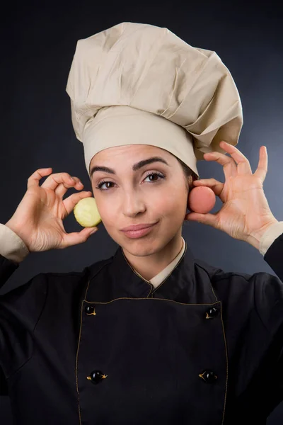 Mulher Chef Uniforme Com Chapéu Chef Brinca Com Par Macarons — Fotografia de Stock