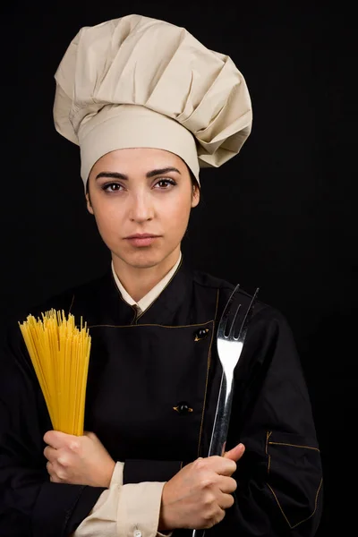 Senyum Dengan Topi Koki Memegang Spaghetti Mentah Dan Garpu Ukiran — Stok Foto