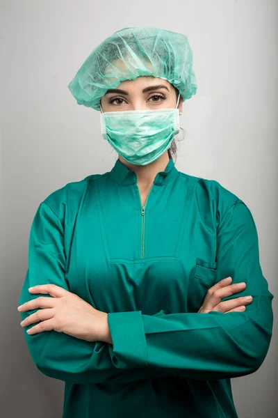 Halblanges Porträt Einer Ärztin Mit Maske Grünem Mantel Und Mütze — Stockfoto