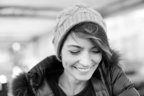 Портрет Красивої Усміхненої Дівчини Шапочкою Пальто Чорно Білий — стокове фото
