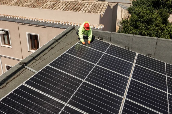 Pracownik Dachu Panelami Słonecznymi — Zdjęcie stockowe