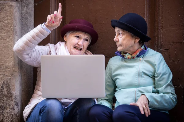 Seniorin Sitzt Mit Laptop Auf Treppe Der Stadt — Stockfoto