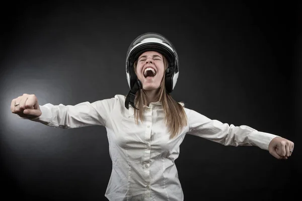 Blondýnka Dívka Ochrannou Motocyklovou Přilbou Simuluje Gesto Zrychlení Motorce Izolované — Stock fotografie
