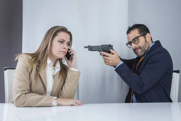 Двое Коллег Сидят Своем Рабочем Месте Менеджер Направляет Пистолет Скучающего — стоковое фото