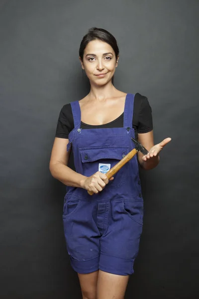 Schöne Mädchen Mit Arbeiter Werkzeug Der Hand Und Blauen Overalls — Stockfoto