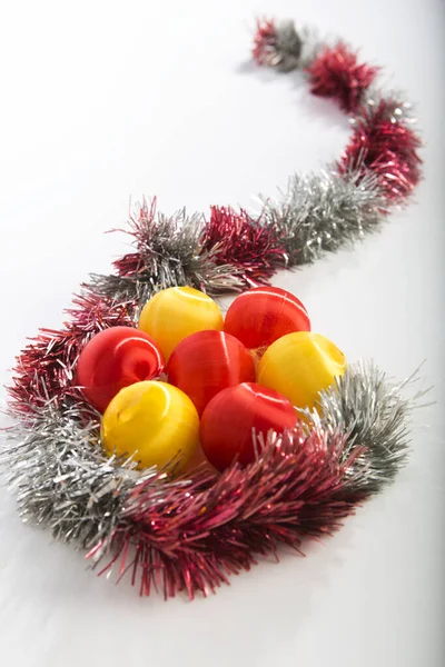 Weihnachtsdekoration Mit Roter Christbaumkugel Auf Weißem Hintergrund Selektiver Fokus — Stockfoto