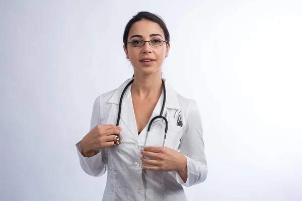 Weiße Ärztin Mit Schwarzen Haaren Weißem Mantel Brille Und Stethoskop — Stockfoto