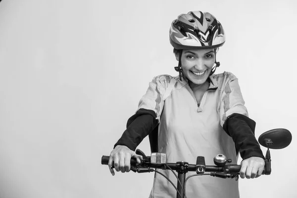 Donna Sorridente Ciclista Nel Casco Tecnico Isolata Fondo Chiaro Bianco — Foto Stock