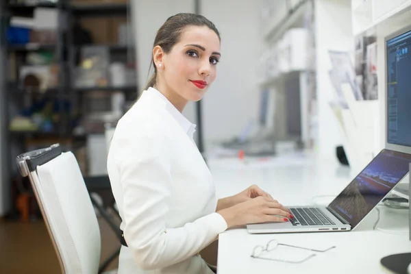 Молодая Деловая Женщина Работающая Офисе Используя Ноутбук — стоковое фото