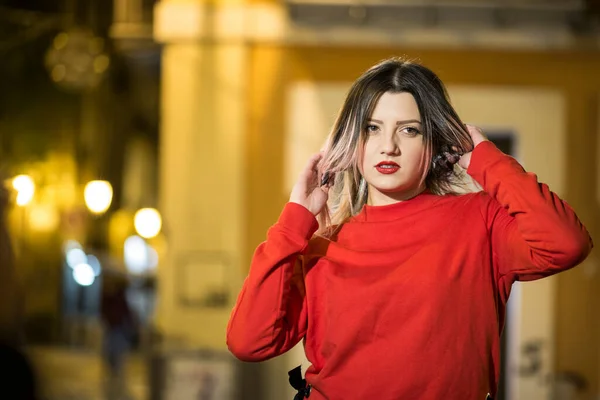 Piękna Kobieta Brązowymi Włosami Pomalowana Fioletowo Chodzi Sklepach Zakupy — Zdjęcie stockowe