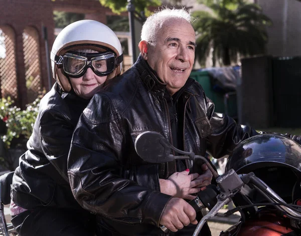 Seniorenpaar Fährt Roller — Stockfoto