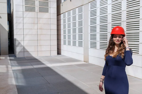 Elegantně Oblečená Žena Červeném Klobouku Mluví Vážným Výrazem Telefonu Moderním — Stock fotografie