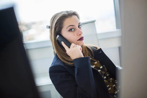 Secretária Loira Falando Telefone Sentado Estação Trabalho Seu Escritório — Fotografia de Stock