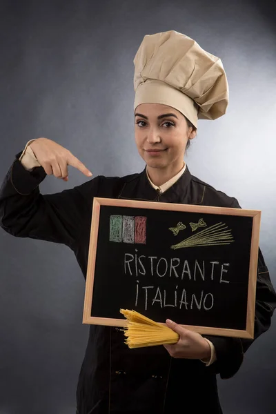 Cocinero Sonriente Sostiene Una Pizarra Con Restaurante Italiano Escrito Ella — Foto de Stock