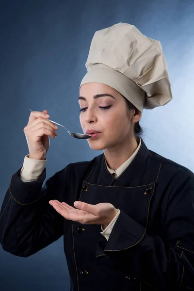 Mujer Cocinera Degustación Plato Cuchara Aislado Sobre Fondo Gris — Foto de Stock