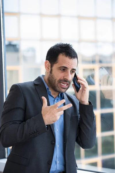 Müdür Telefonda Hakkında Konuşurken Ceketini Gömleğini Giydi — Stok fotoğraf