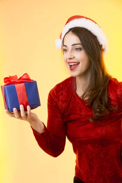 Mooi Wit Meisje Met Rode Trui Kerstman Hoed Houdt Een — Stockfoto