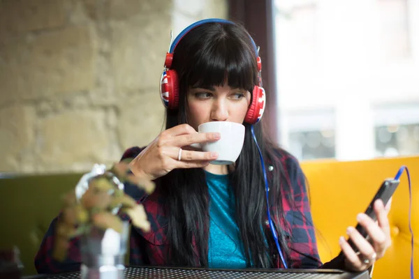 Portret Van Mooie Jonge Brunette Vrouw Luisteren Muziek Met Koptelefoon — Stockfoto