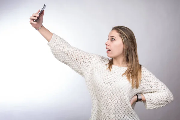 Blondynka Dziewczyna Białej Koszuli Robi Selfie Telefonu Komórkowego Izolowane Białym — Zdjęcie stockowe