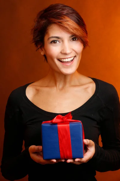 Красивая Девушка Черной Рубашке Счастлива Подарок Выброс Руках Изолированная Красном — стоковое фото