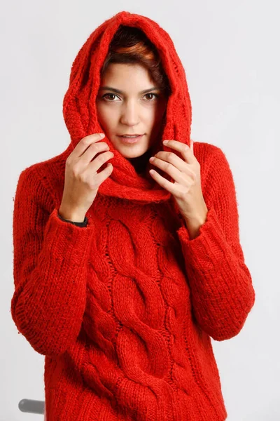 스웨터를 배경에 고립된 아름다운 — 스톡 사진