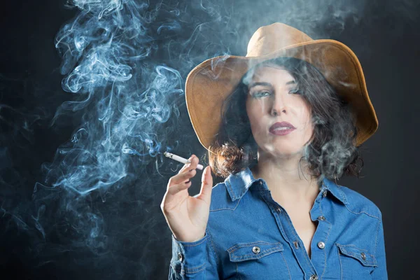 Menina Morena Com Camisa Jeans Chapéu Cowboy Fuma Cigarro Produzindo — Fotografia de Stock