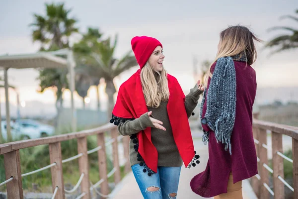 Zwei Schöne Junge Frauen Bei Bewölktem Tag Auf Der Promenade — Stockfoto