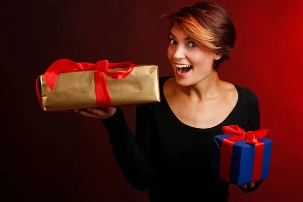 Mooi Meisje Met Zwart Shirt Blij Twee Cadeautjes Worden Uitgepakt — Stockfoto
