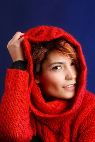 Piękna Dziewczyna Czerwonym Swetrem Bob Włosy Izolowane Niebieskim Tle — Zdjęcie stockowe