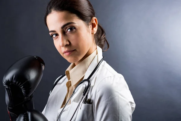 Vrouwelijke Dokter Witte Jas Bokshandschoenen Heeft Uitdrukking Van Iemand Die — Stockfoto