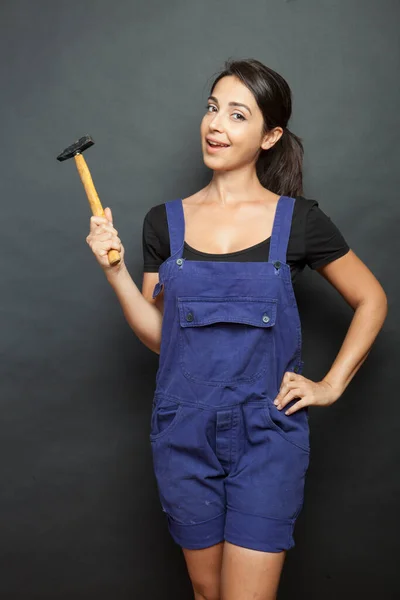 Schöne Mädchen Mit Arbeiter Werkzeug Der Hand Und Blauen Overalls — Stockfoto