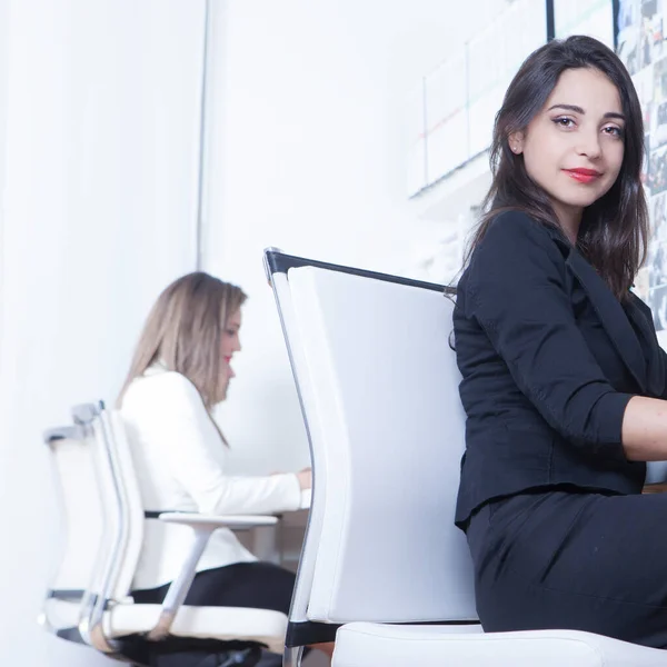Junge Geschäftsfrau Sitzt Einem Schreibtisch — Stockfoto