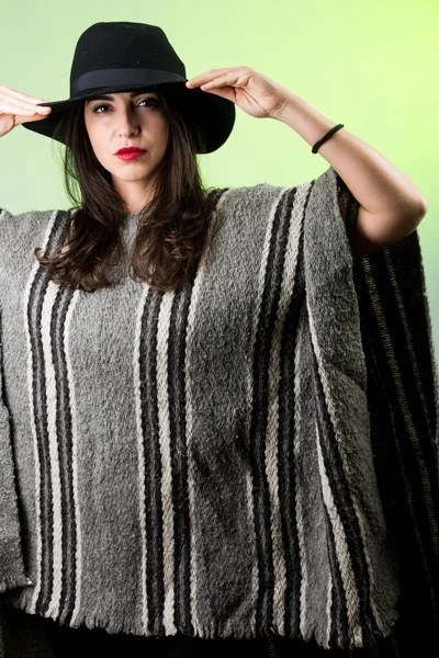 Hermosa Chica Blanca Con Poncho Sombrero Negro Aislado Sobre Fondo — Foto de Stock