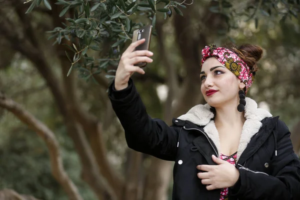 Brunetka Dziewczyna Kolorowym Opaską Robi Sobie Selfie Telefonem Komórkowym Parku — Zdjęcie stockowe