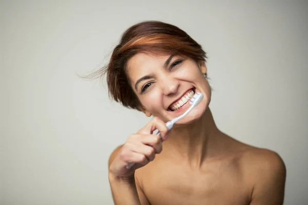 Vacker Flicka Med Kort Hår Borstar Tänderna Med Tandborste Isolerad — Stockfoto