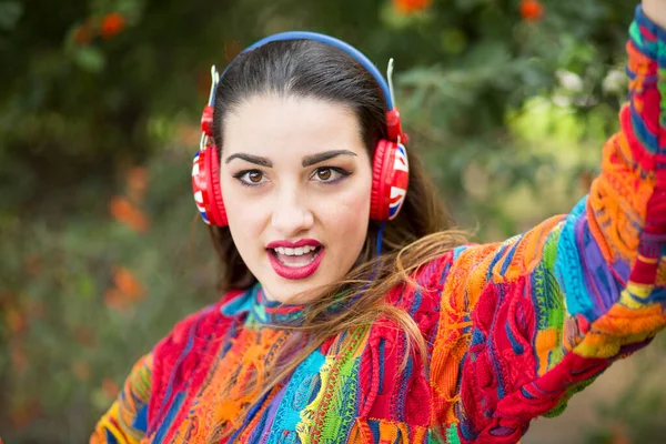 Brunette Meisje Gekleed Een Kleurrijke Trui Luistert Naar Muziek Met — Stockfoto