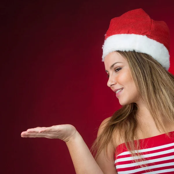Красивая Молодая Женщина Носит Рождественскую Шляпу — стоковое фото