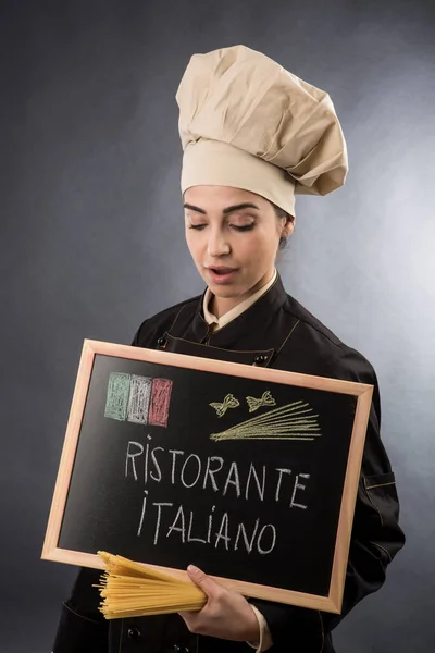 Cocinera Italiana Sostiene Una Pizarra Con Restaurante Italiano Escrito Ella — Foto de Stock