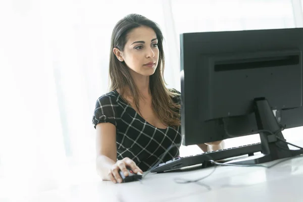 Kvinnan Använder Dator Skrivbord — Stockfoto
