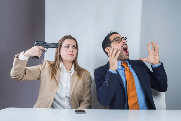 Ofiste Oturan Bir Kız Silahını Şakağına Doğrultur Patronu Konuşur Gökyüzüne — Stok fotoğraf