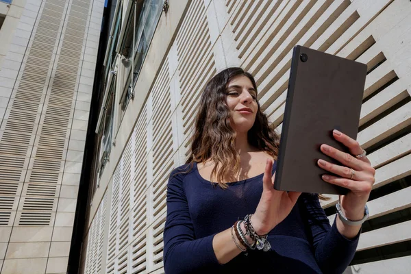 Female Manager Holds Her Tablet Hand Modern Urban Setting — Stock Photo, Image